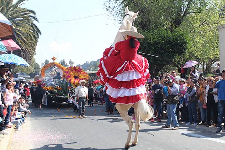 Desfile y espectáculo escuestre en feria de santa inés en zacatelco, tlaxcala. 