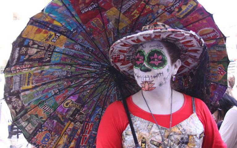 Desde hace una década, artista de la calle utiliza reciclado para vestirse  - El Sol de Tlaxcala | Noticias Locales, Policiacas, sobre México, Tlaxcala  y el Mundo